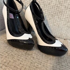 Chic Black and White Women's sz 10 Heels Pin Up Couture VTG 70’s,costume, party